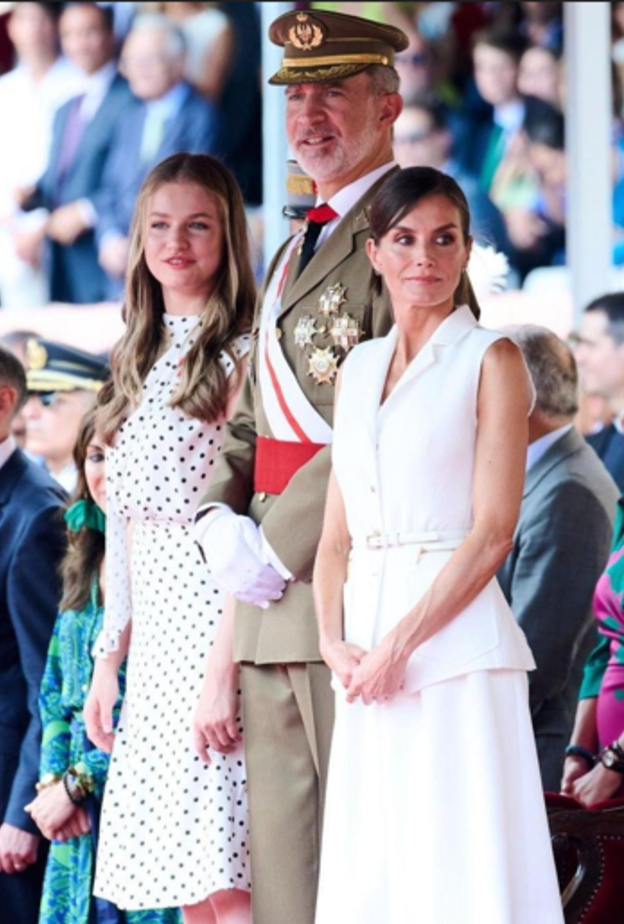الأميرة ليونور تحضر عرض عسكري مع والدها ووالدتها