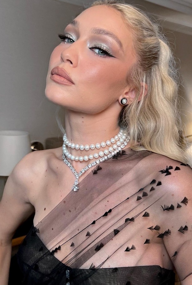 مكياج مناسب للسهرات... تعلّمي طريقة تطبيقه للعيون اللوزية بأسلوب جيجي حديد