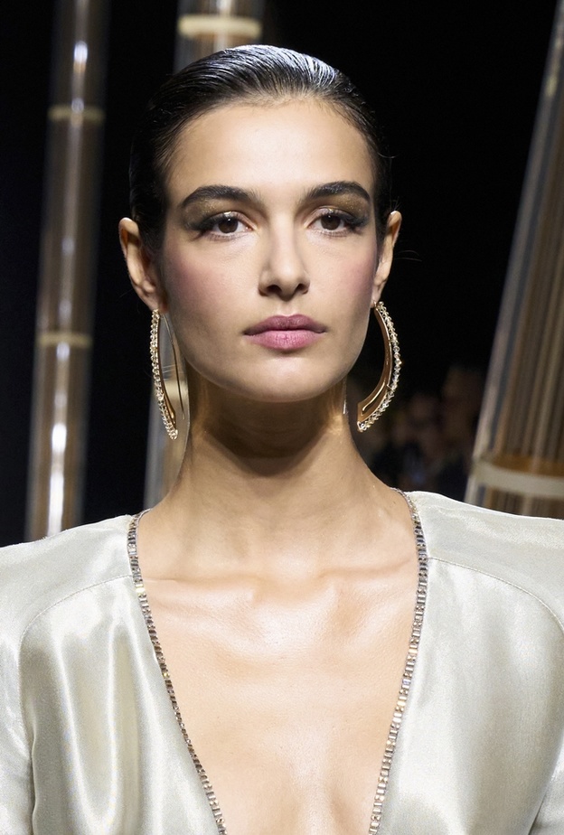 ​​​​​​​خياراتنا لـ  3 عطور مثالية للمرأة في رحلات السفر 