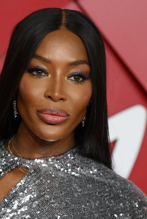 اطلالة ناعومي كامبل بالمكياج الأزرق البراق- الصورة من وكالة AFP