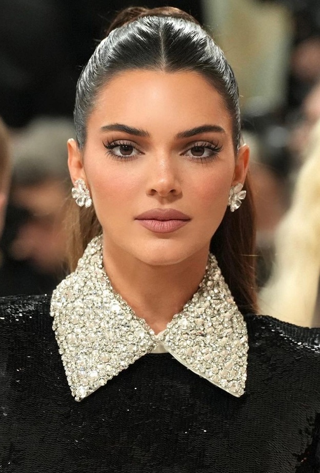 استوحي جاذبية النجمات بمكياج برونزي قوي: دليل خطوة بخطوة