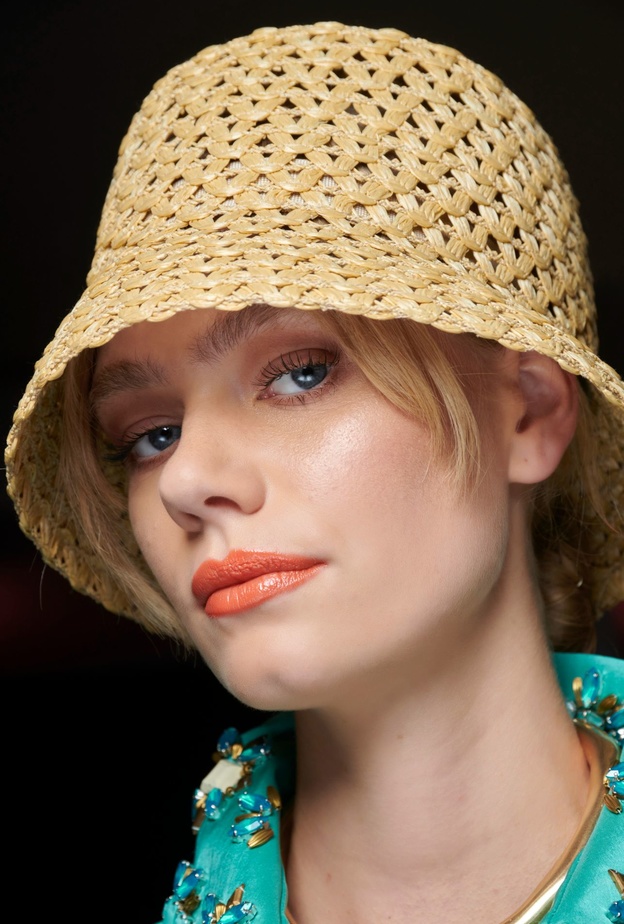 إطلالاتك الجمالية تشع هذا الصيف مع المكياج البرتقالي.. صيحات وخطوات تناسب لون بشرتك