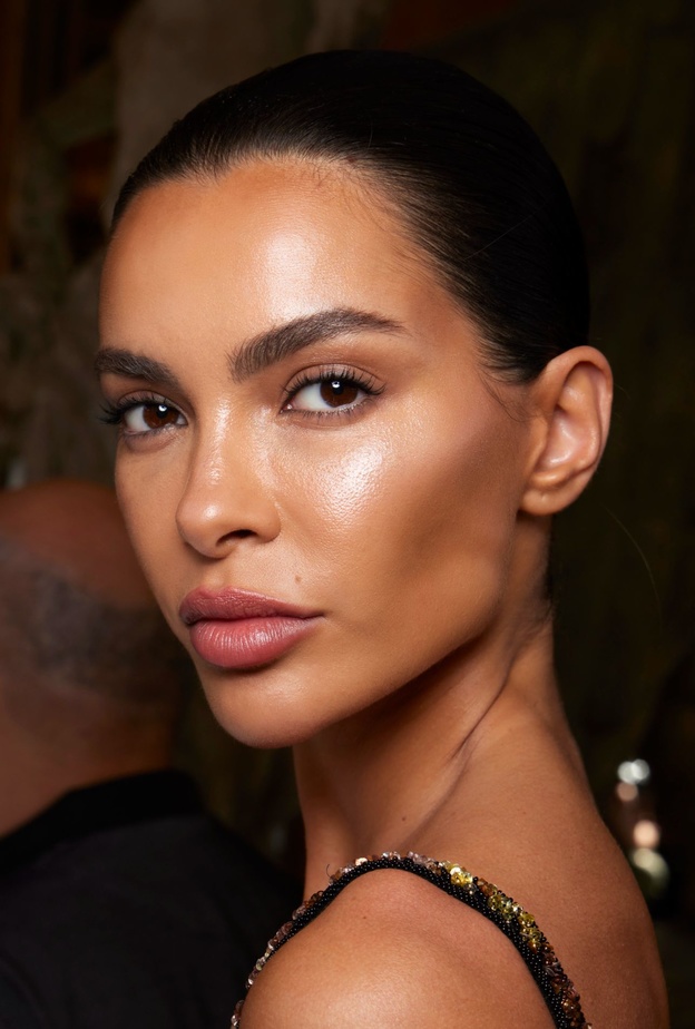 خطوات سهلة لتطبيق مكياج لماع لسهرات الصيف