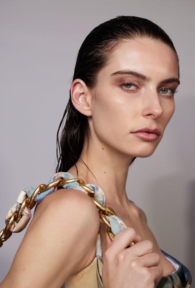 Balmain 4 مستحضرات تجدينها داخل حقيبتي - الصورة من عرض