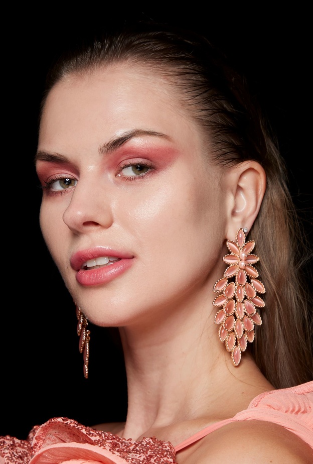 صيحات جمالية زهرية في مكياج صيف 2023 بأسلوب باربي