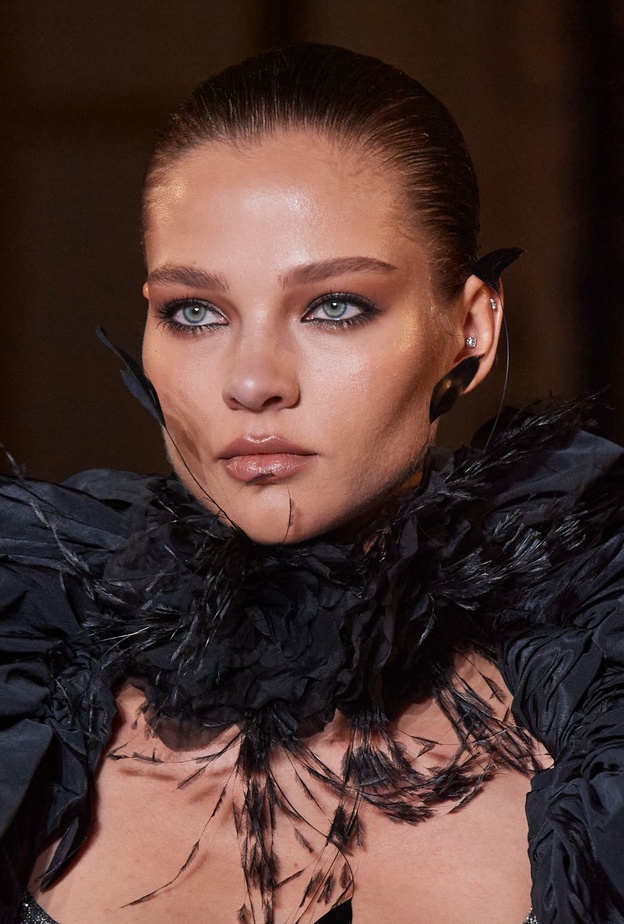 أبرز رسمات المكياج في اليوم الثالث من أسبوع الهوت كوتور الباريسي... إليك تفاصيل تطبيقها