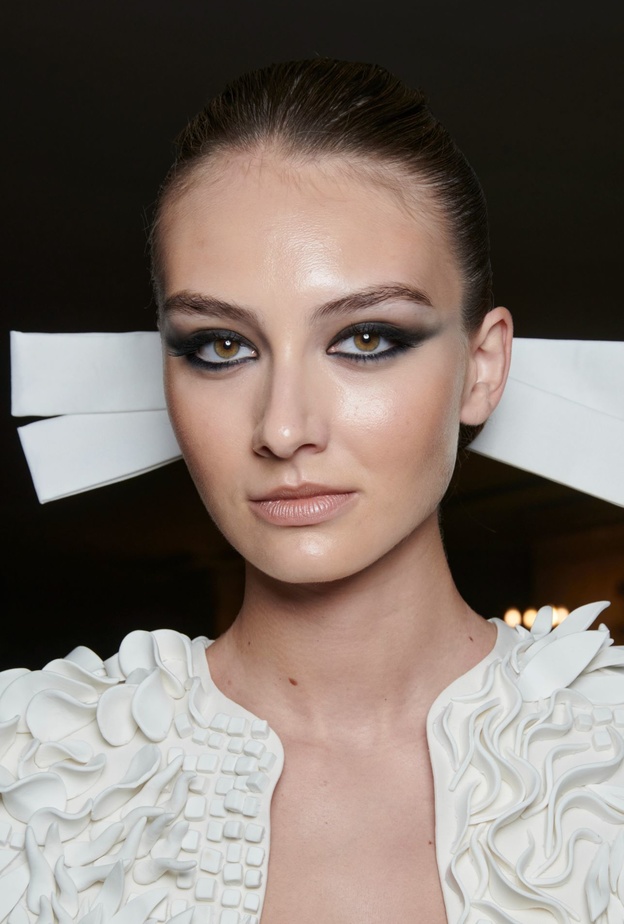 مكياج عيون سموكي وقوي من وحي دار Stéphane Rolland