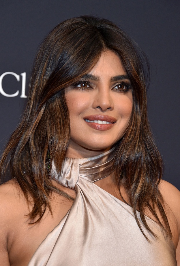 الأناقة في السفر: مكياج مستوحى من نجمات العالم للمرأة الأربعينية