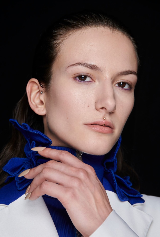 Off White روائح مناسبة للاسترخاء قبل ممارسة اليوغا - الصورة من عرض