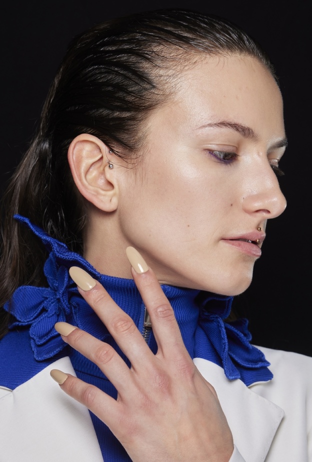 Off White طريقة العناية ببشرة اليدين بعد الرياضة - الصورة من عروض