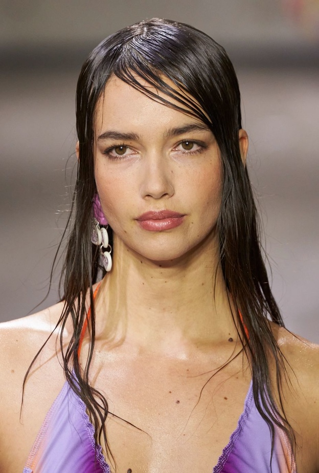 مستحضرات العناية بالبشرة التي تحتاجها الصبايا داخل حقيبة الرياضة  