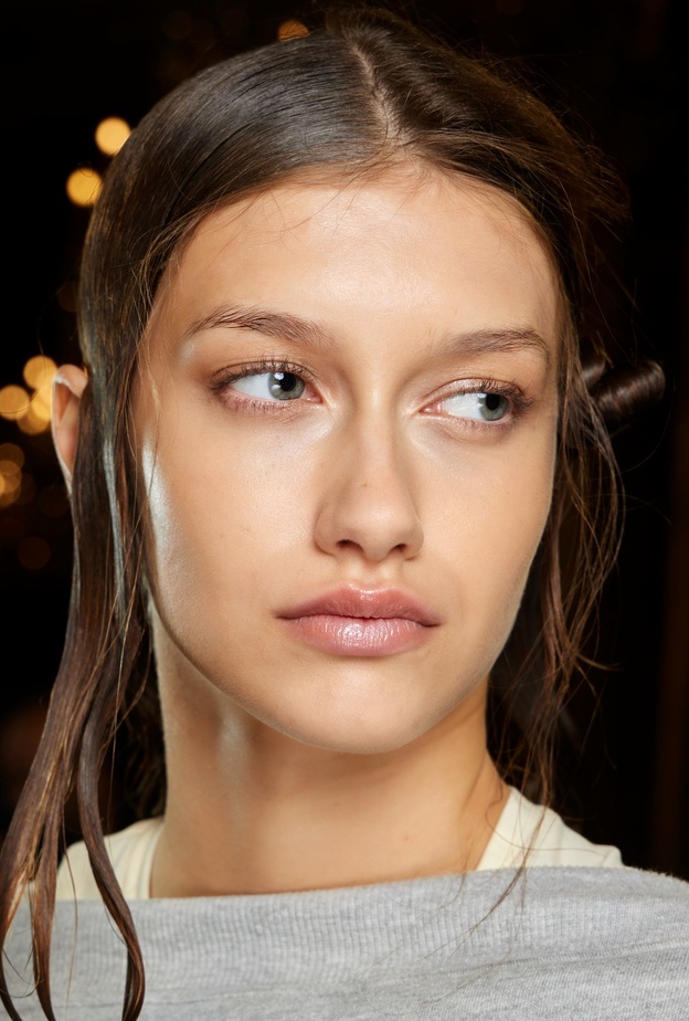 ألوان أحمر شفاه ناعمة تناسب إطلالة المرأة الرياضية ونصائح لتطبيقها  