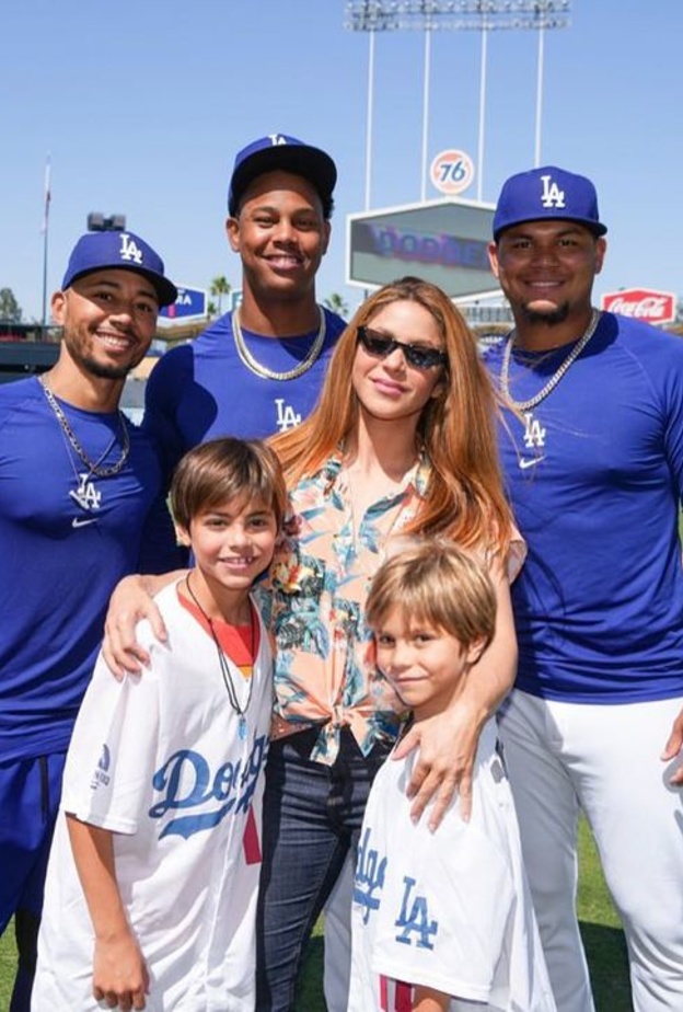 شاكيرا مع أبنائها وفريق نادي دودجرز 
