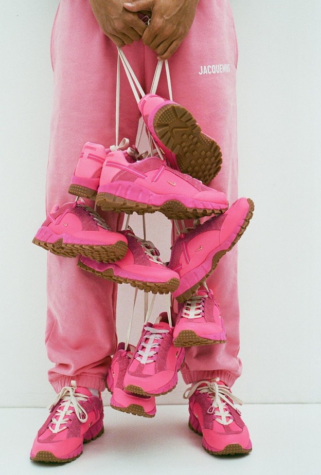 سنكيرز وردي من Jacquemus&nike