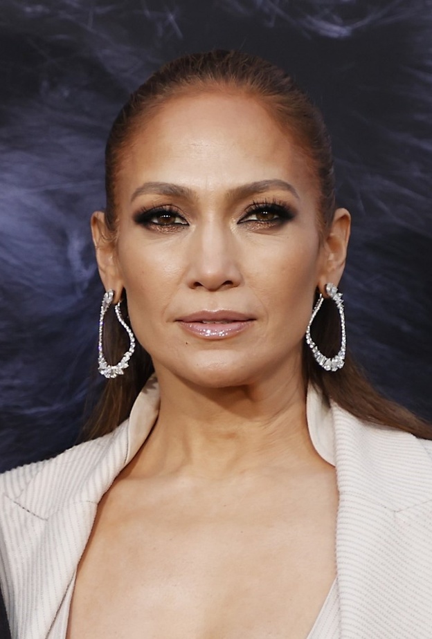 في عيد ميلادها ..اتجاهات جمالية ملهمة طبعت إطلالات جنيفير لوبيز هذا العام