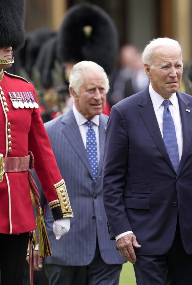 كيف كسر جو بايدن البروتوكول الملكي مرتين خلال مقابلته بالملك تشارلز الثالث؟