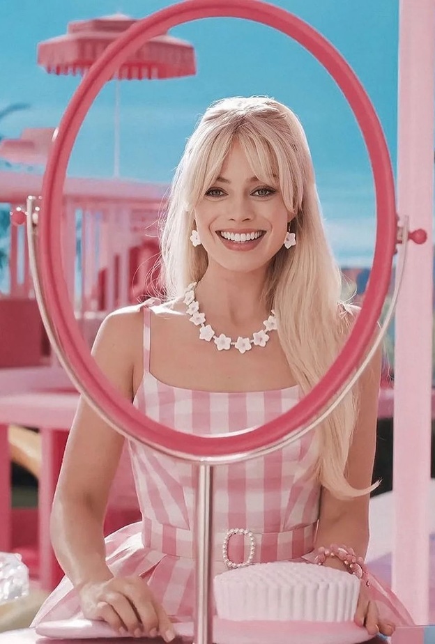 margot robbie بإطلالات مستوحاة من باربي