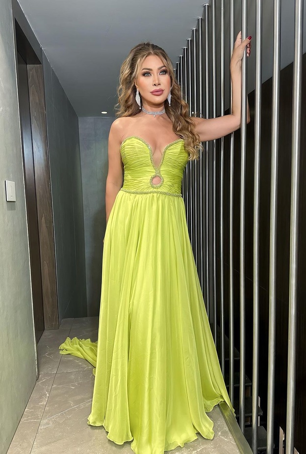 نوال الزغبي تعود لتصاميم فساتينها المفضلة بإطلالة باللون الأخضر الفسفوري.. شاهدوا اختياراتها العصرية