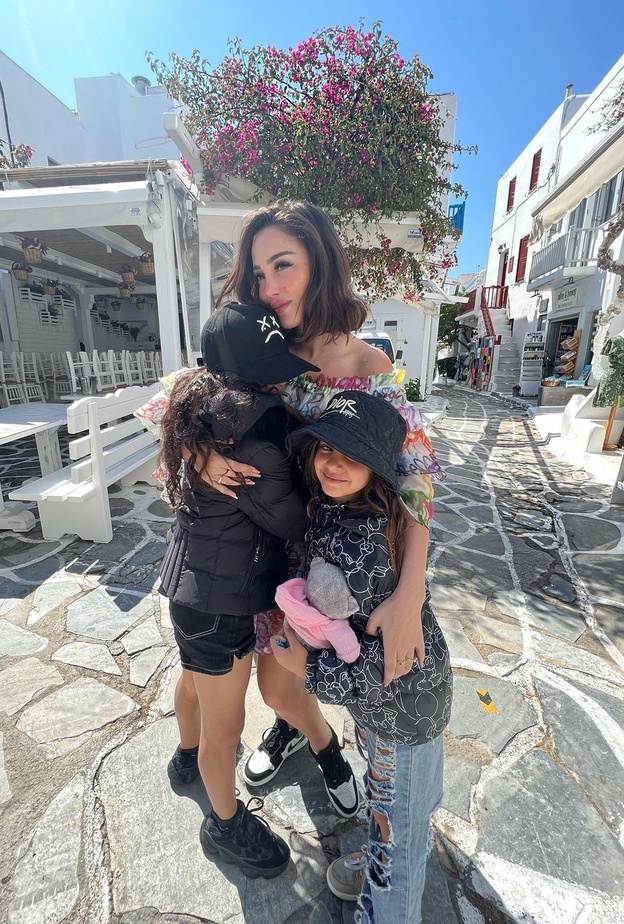 بسمة بوسيل وأبنائها في اليونان