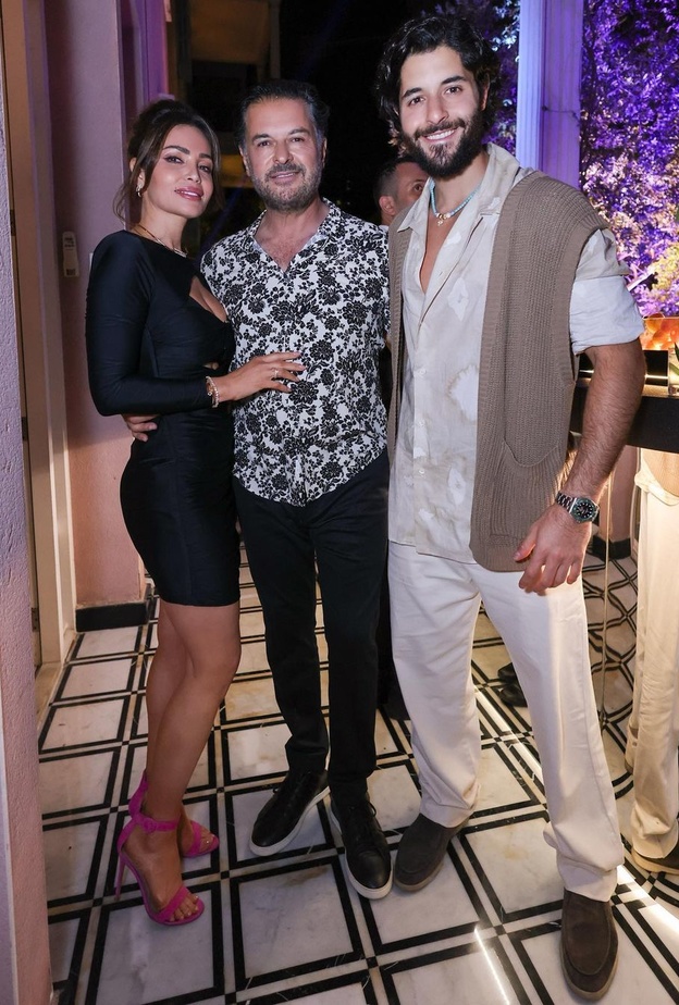 جيهان علامة بإطلالات أنيقة متفردة برفقة عائلتها ..شاهدوا أزيائهم التي جعلتهم حديث الجمهور