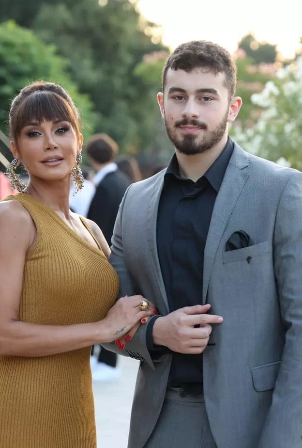 كاريس بشار تحتفل بتخرج نجلها