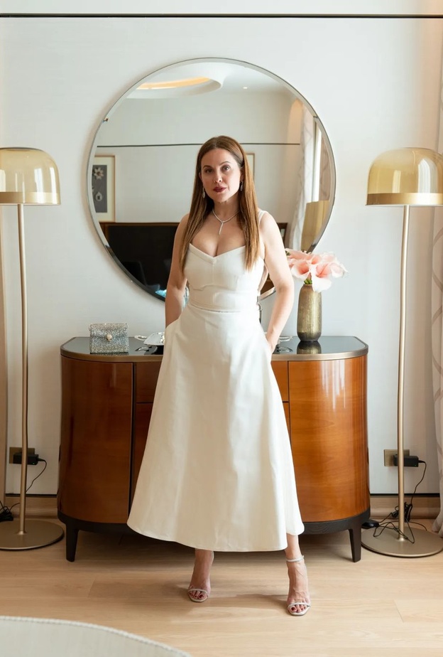 الأبيض اللون المفضل لـ ريا أبي راشد في الصيف