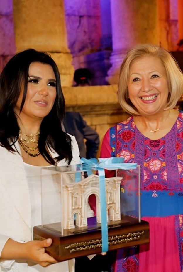 تكريم منى الشاذلي