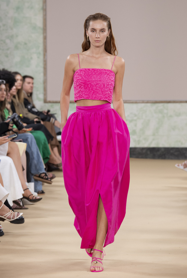 طرق غير تقليدية لتنسيق تنانير الفوشيا في إطلالاتك الصيفية 