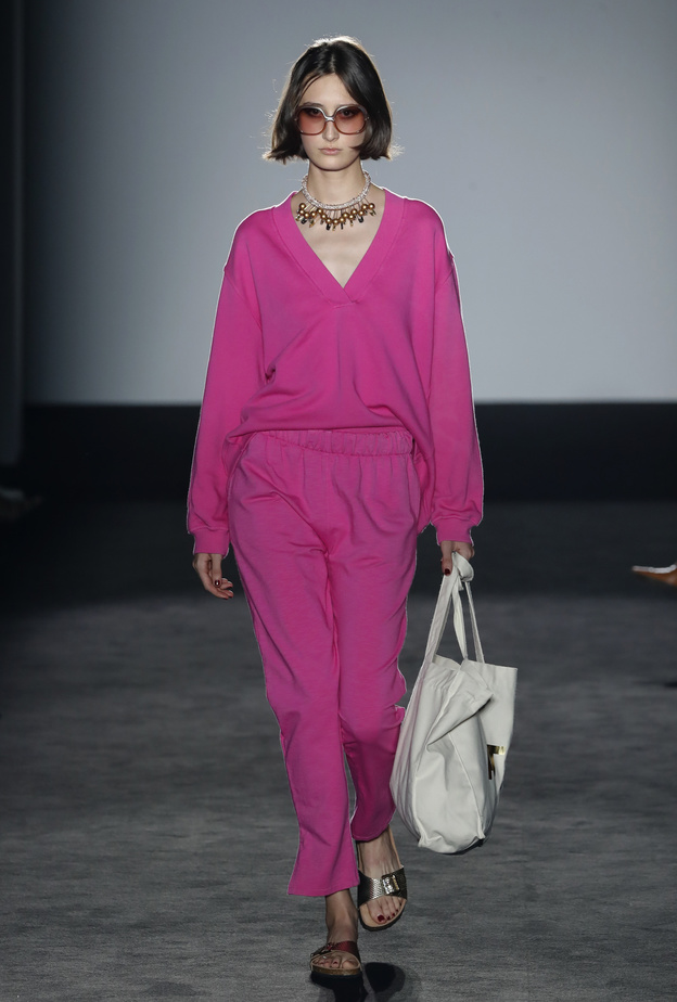 بناطيل الفوشيا صيحات لن نملّ من اعتمادها بأسلوب رياضي   