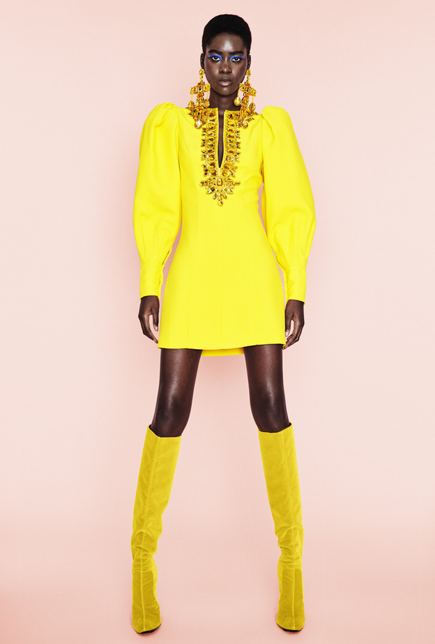 إطلالة نارية بالأصفر من Andrew Gn