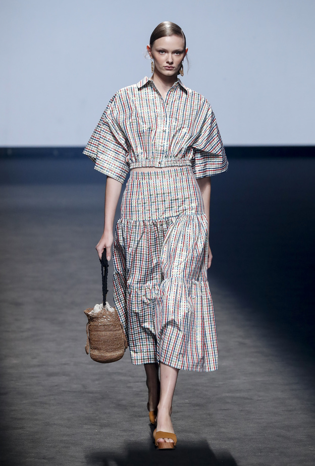 إعتمدي صيحة تنانير الكارو في إطلالة الصيف