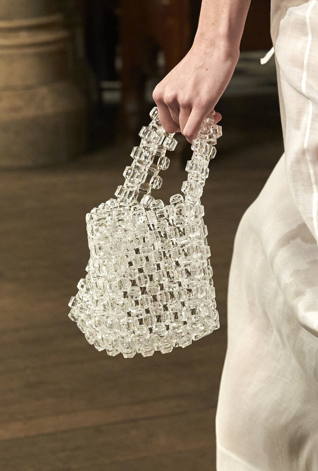 حقائب اليد الشفافة جرأة وتميّز في الصيف