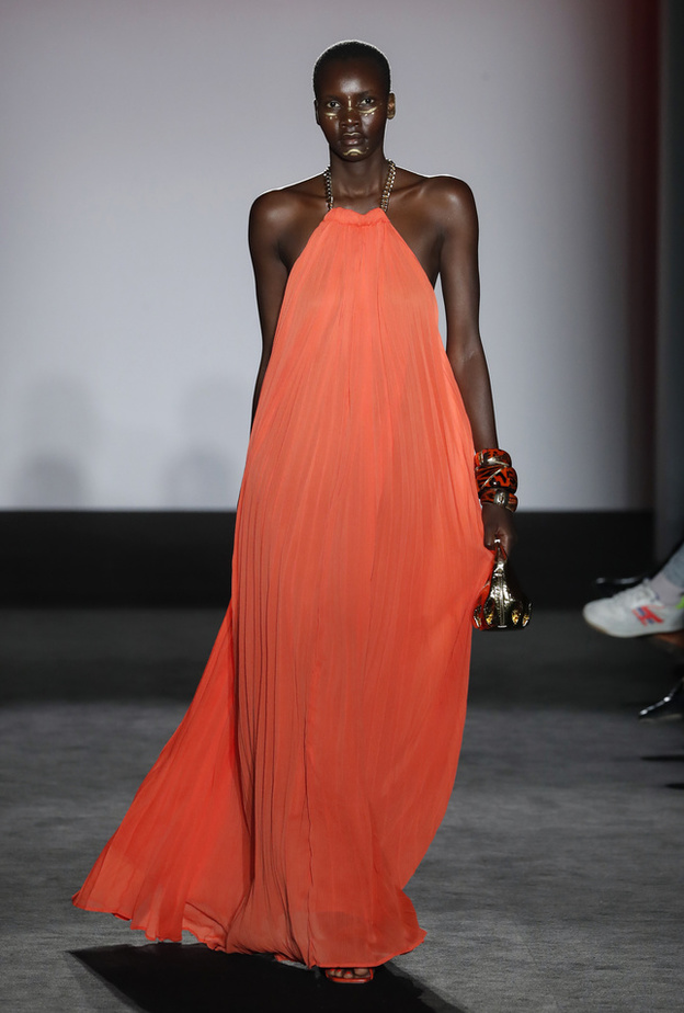 إطلالة ساحرة بفستان برتقالي من Casademunt 