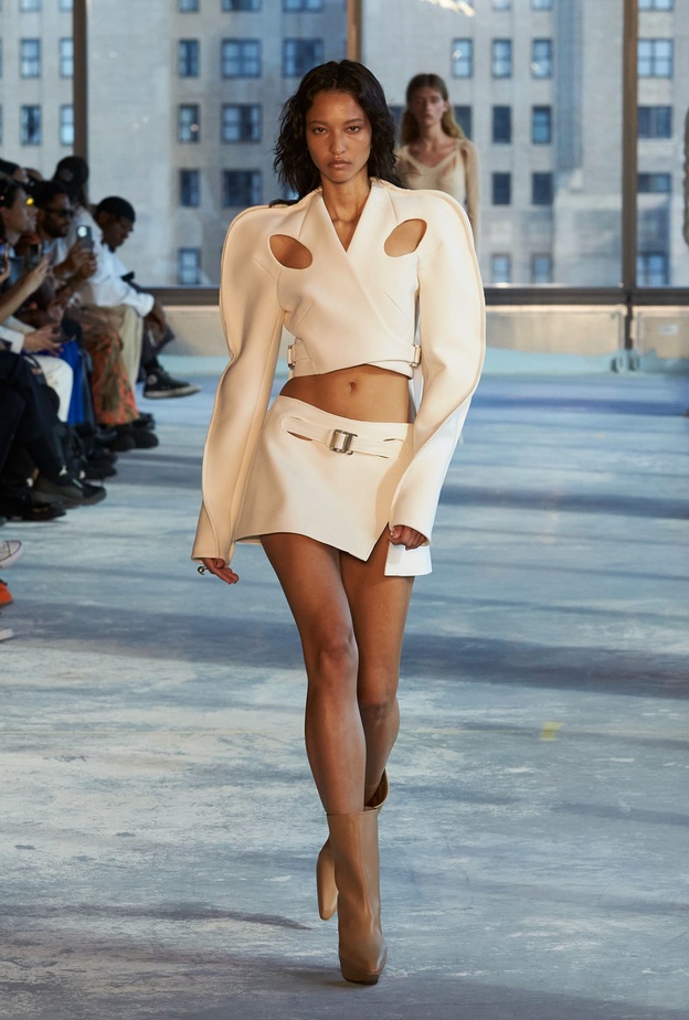 البدلة التنورة صيحة لا يجب أن تفوتك هذا الصيف