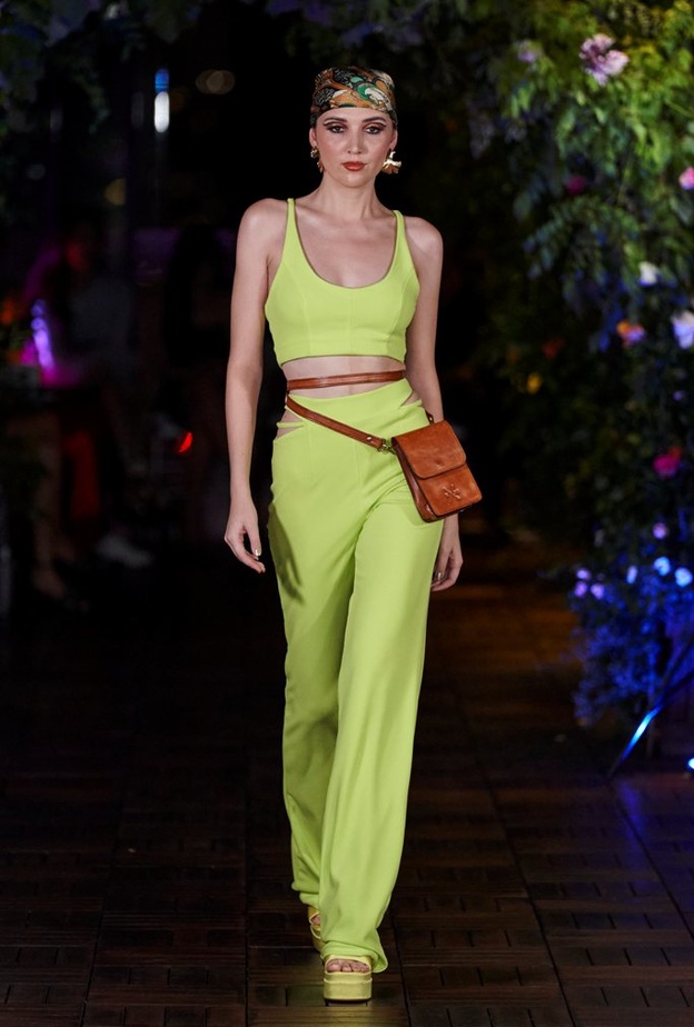 حقيبة خصر باللون البني ومصنوعة من جلد في عرض Dur Doux