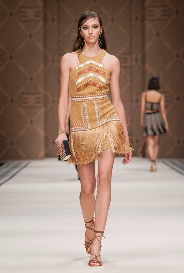 تنورة قصيرة باللونين البيج والبني