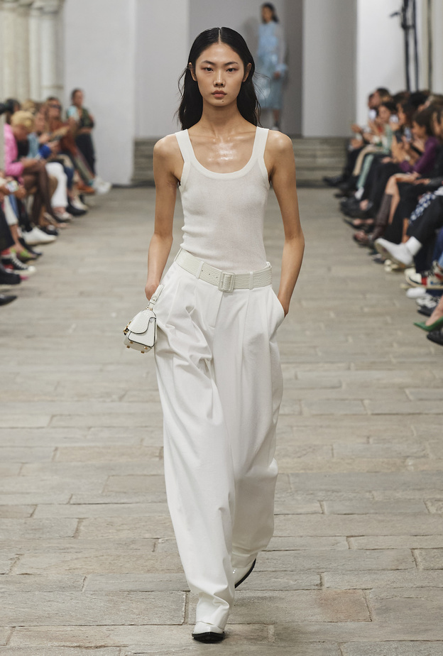 القميص القطني من قطعة رياضية بسيطة إلى واحدة من أساسيات الموضة الحديثة