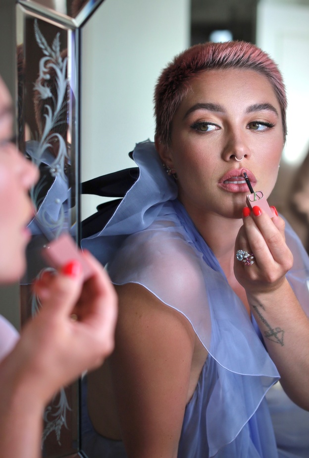 إطلالة مكياج فلورنس بيو بلمسات أليكس بابسكي  في عرض أزياء فالنتينو للهوت كوتور لموسم خريف وشتاء ٢٠٢٣/٢٠٢٤    