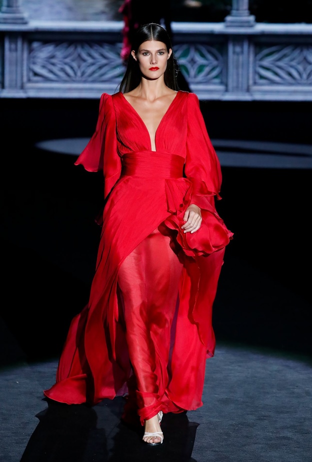 فستان أحمر خيارك الصحيح لحفلات صيف 2023