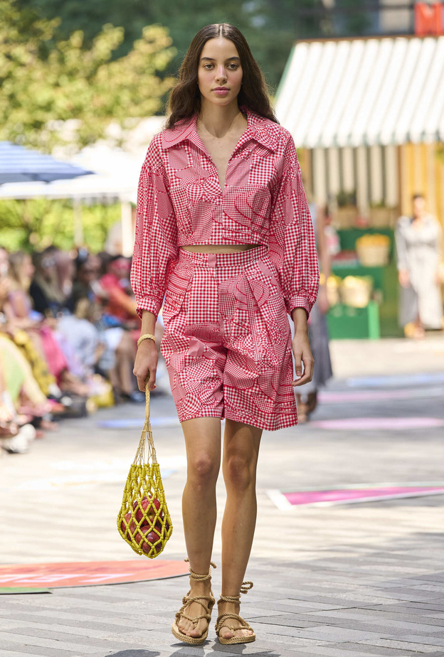 أبرز الطرق لارتداء موضة البرمودا الواسعة أثناء الرياضة