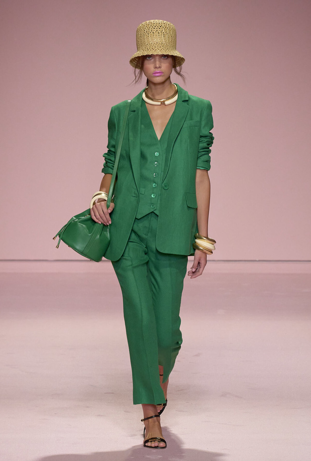 بدلات مع البناطيل القصيرة تعود الى واجهة الموضة