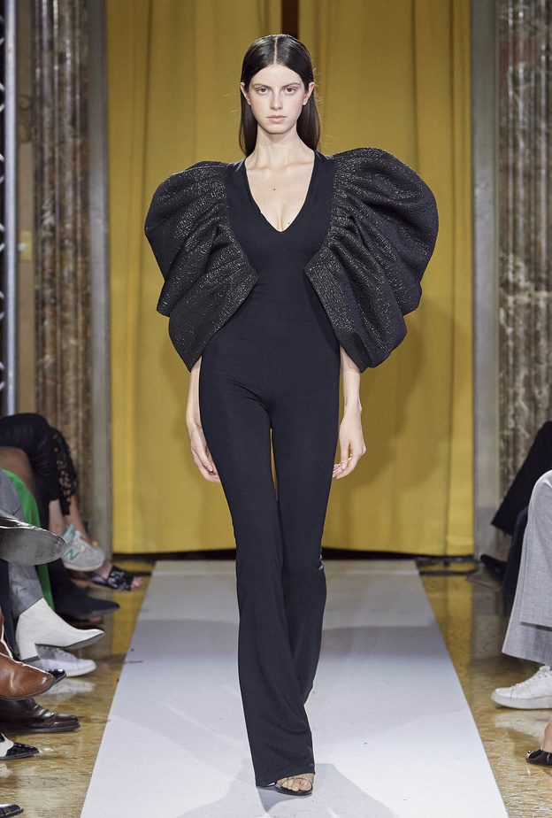 الجمبسوت الأسود يجعلك أكثر تألقاً في سهرات الصيف