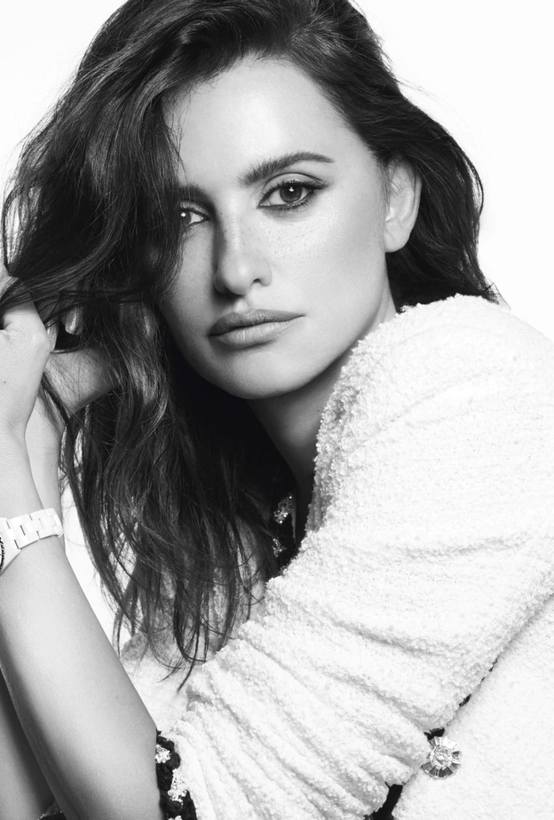 بينيلوبي كروز، سفيرة شانيل CHANEL، ترتدي J12 عيار 12.2 33 ملم باللون الأبيض.