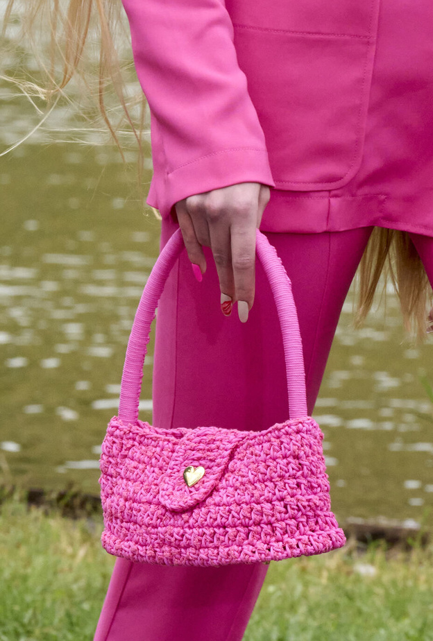 حقائب الكروشيه الملونة في صيف 2023