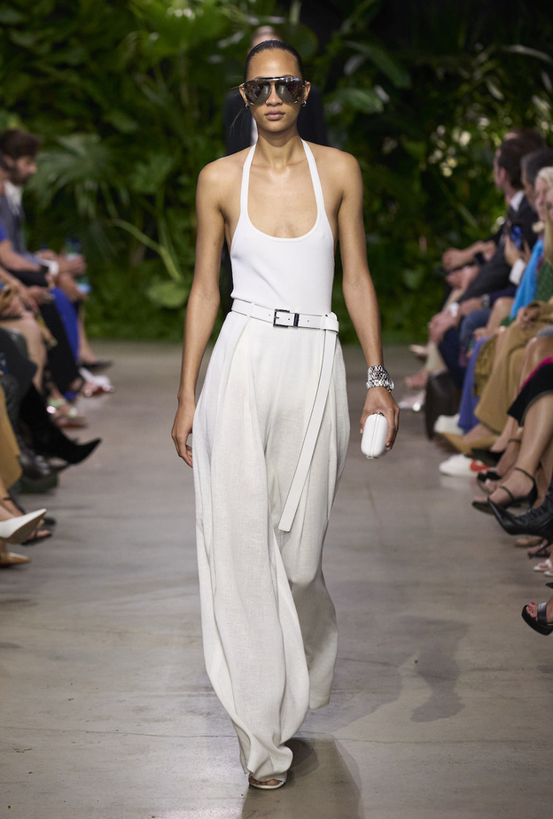 البنطلون العريض: خيارك الأول لاطلالة أكثر راحة وعملية 