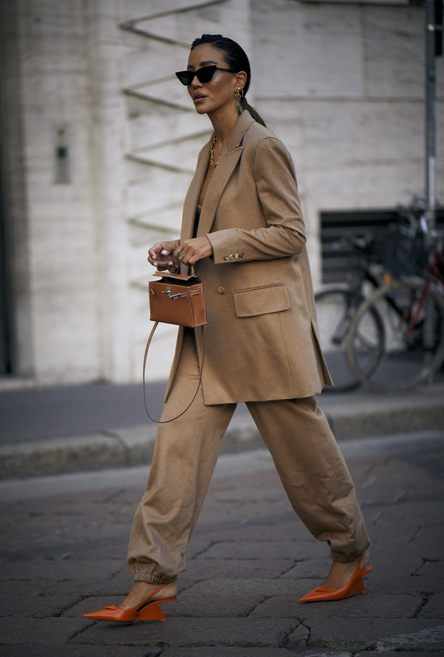 إطلالة باللّون البيج من Street style