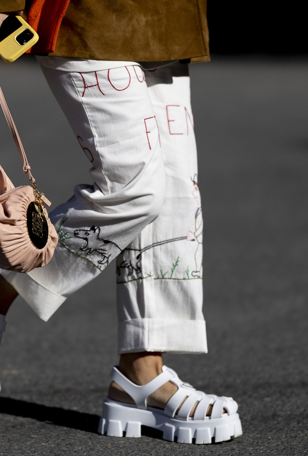 أحذية الصيف متنوعة ولافتة