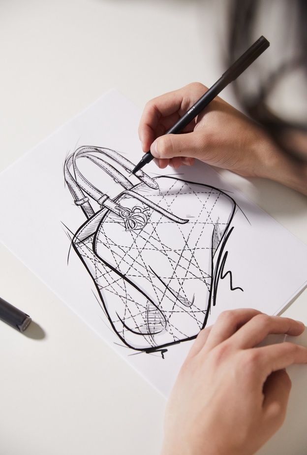 حقيبة "ديور توجور" Dior Toujours... رمز للمهارة الحرفيّة الاستثنائيّة