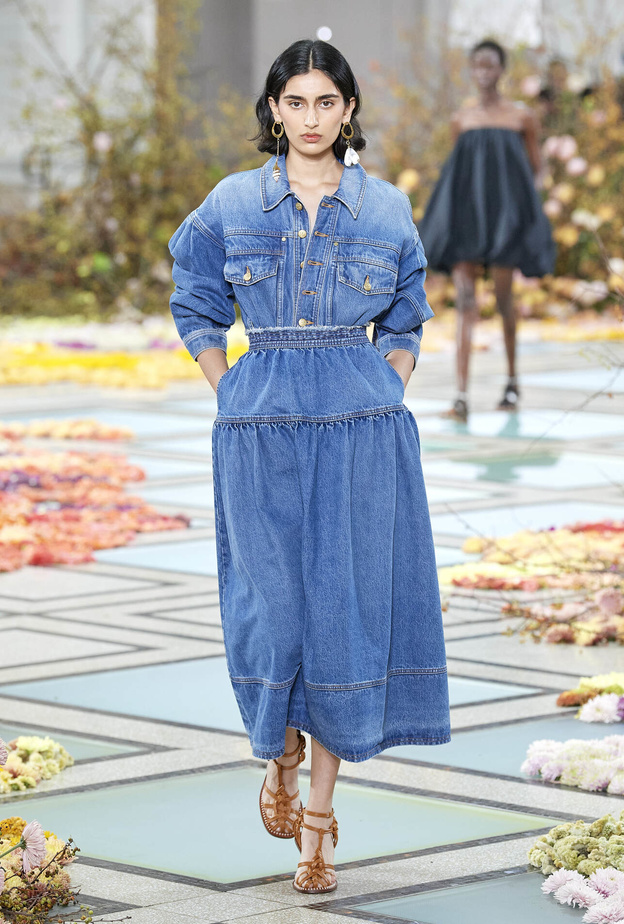 فساتين الجينز تسيطر على إطلالات صيف 2023