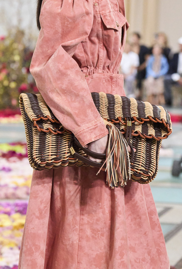 حقائب الكلاتش الكبيرة في عطلة الصيف